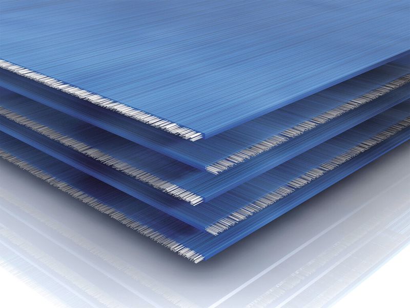 Im ersten Schritt werden Endlos-Glasfasergelege mit einem Polymer auf Polycarbonatbasis vollständig und sicher ummantelt. (Bild: Bayer)