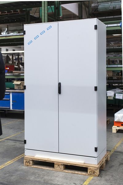 Ebenso flexibel wie die Rahmenkonstruktion der Schränke ist die eingesetzte Verschlusstechnik. (Bild: Emka)