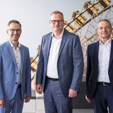 Real Garant verlängert die Verträge mit Vorstandschef Lutz Kortlüke (r.) und Vorstand Florian Rohkamm (l.). Aufsichtsratschef Carsten Schildknecht gratulierte. (Bild: Real Garant)