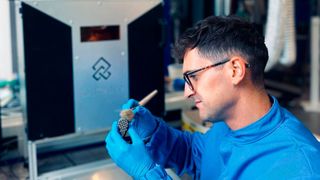 Mit dem SLS-Verfahren und dem Sintratec-Kit konnte Doktorand Marco Pelanconi komplexe Keramikbauteile mit hoher Auflösung fertigen und die Mikroporosität der Teile einstellen.  (Bild: Sintratec)