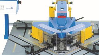 Die Ausklinkmaschinen von Boschert verfügen über einen verstellbaren Hub, einen Innenanschlag für die Scherfunktion oder einen robusten winkelverstellbaren Materialanschlag. (Boschert)