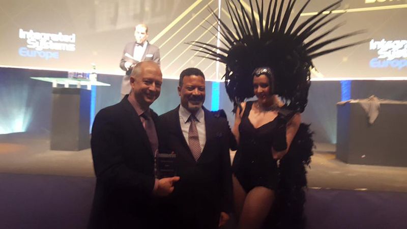 (l.) Jon Sidwick, Vice President bei Tech Data Maverick Europe, nahm gestern Abend den Preis „Distributor of the year“ auf der ISE 2016 entgegen. (Bild: Tech Data)