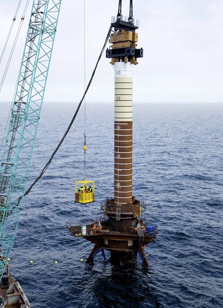 Am Installationsort, 20 Kilometer nordwestlich der Küste Helgolands, werden die Stahlpfeiler im Meeresboden verankert. Mit ihrer Länge von bis zu 100 Metern sind sie so groß wie das Londoner Wahrzeichen Big Ben und stellen sicher, dass die Plattform fest verankert ist. (Siemens/next step Filmproduktion)