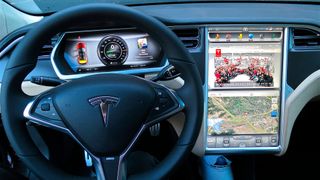 Bei älteren Tesla-Modellen kann es zu Bildschirm-Fehlfunktionen kommen. (Bild: Tesla Model S Deliveries / Steve Jurvetson / CC BY 2.0)