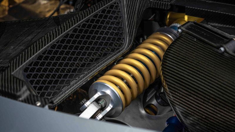 Dank Pushrod-Fahrwerk sind beim One Federn und Dämpfer innenliegend an der Karosseriestruktur befestigt und außerdem liegend positioniert. (Bild: Mercedes-Benz)