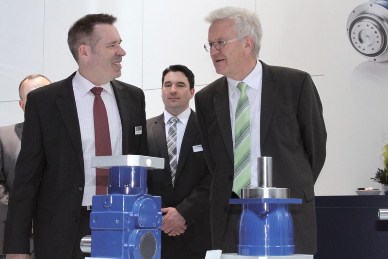 Ministerpräsident Winfried Kretschmann im Gespräch mit dem geschäftsführenden Gesellschafter Volker Uhlmann (l.) am Stand der Vogel Antriebstechnik auf der Hannover Messe 2013 (im Hintergrund Vertriebsleiter Emir Erden). (Bild: Siegl/konstruktionspraxis)