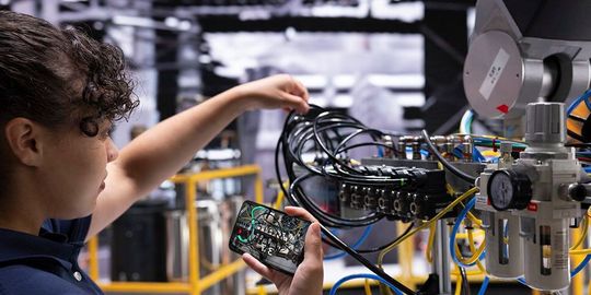 Wie bereits im Rahmen der letzten Hannover Messe, bringt Microsoft auch diesmal einen neuen KI-Assistenten für die Belange der Industrie heraus. Das Sofwareunternehmen empfiehlt dabei, diesen möglichst rasch breitflächig einzusetzen, damit Deutschland am Ball bleiben kann.(Bild:  Microsoft)