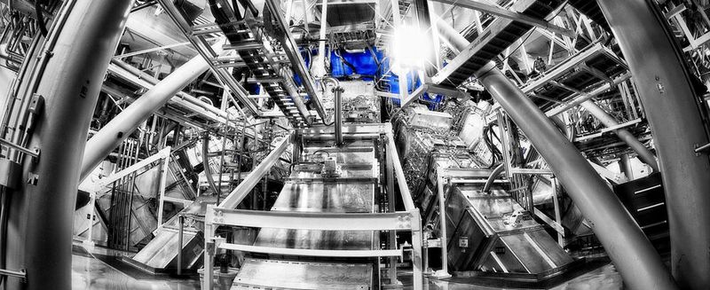 Blick von der Target Bay aus in die untere Halbkugel der Target Chamber der NIF. Blick von der Target Bay aus in die untere Halbkugel der Target Chamber der NIF.