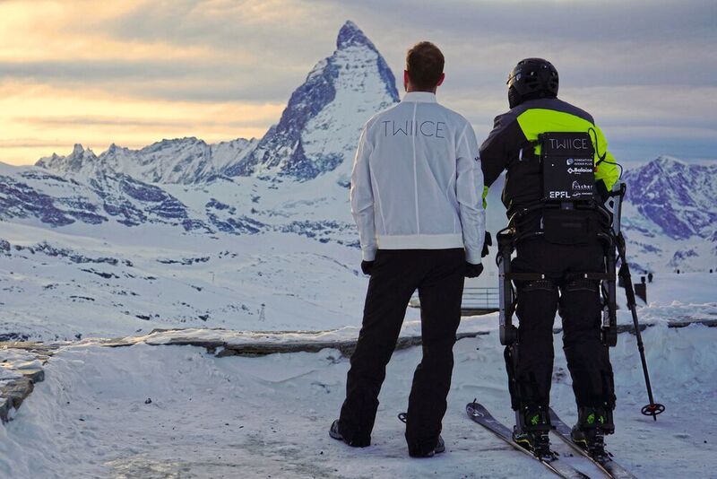 Mit dem 16 kg leichten Exoskelett von Twiice sollen sogar Skitouren trotz Querschnittslähmung möglich sein. (Twiice)