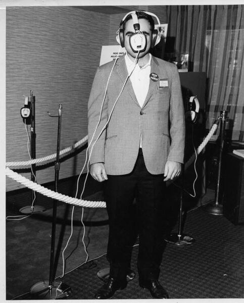 Ein Teilnehmer hat Spaß mit Audioprodukten (1969).  (CTA)