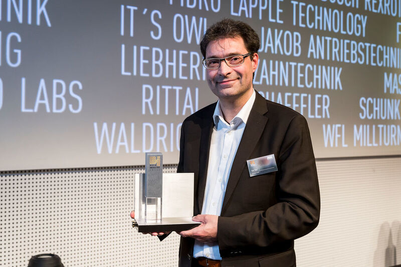 
Der Gewinner in der Kategorie „Additive Fertigung“: Autodesk – Projekt Dreamcatcher. Stolz hält Karl Osti den Award in die Kamera. (Stefan Bausewein / VBM)
