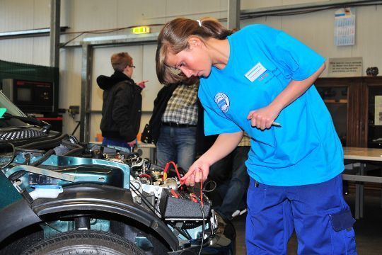 Franziska Schildhauer aus Sachsen-Anhalt bei der Diagnose eines Dieselmotors. (Schmidt)