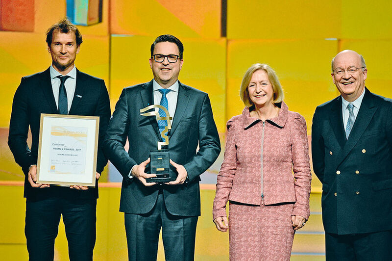 Der Hermes-Award 2017 geht nach Lauffen am Neckar: Der geschäftsführende Gesellschafter Hendrik A. Schunk (2.v.l.) nahm die Auszeichnung von Bundesforschungsministerin Prof. Dr. Johanna Wanka entgegen. (Schunk)