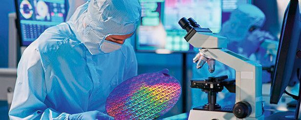 In Reinräumen gelten strenge Vorgaben für die Auswahl von Materialien. Besonders in Branchen wie der Medizintechnik und Halbleiterfertigung steigen die  Anforderungen an Sauberkeit und kontrollierte Umgebungen.(Bild:  Item)