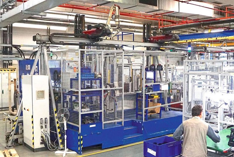 Bild 4: Je höher die Fachzahl und komplexer die Einlegeaufgabe, umso effizienter ist die Automatisierung der Einlege- und Entnahmeaufgaben mittels Roboter. Hier das Beispiel einer VM-R 80 in Kombination mit zwei Wittmann-Linearrobotern. (Wittmann-Battenfeld)