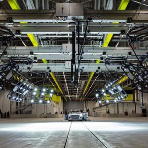 Die „Crasharena“ bildet ein stützenfreier Bereich von 50 mal 50 Metern.(Bild:  Audi)