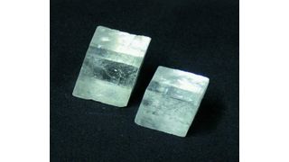 1		Kalziumkarbonatkristalle (Calcit), kristallwassserfreie Kalziumkarbonate, kommen auch als Aragonit und Vaterit vor. Bilder: Arrhenius-Labor Universität Stockholm (Archiv: Vogel Business Media)