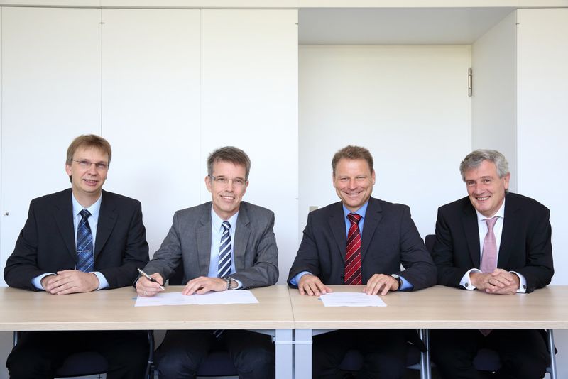 v.l.n.r.: Dr. Jürgen Meyn, Standortleiter Polycarbonate Uerdingen Bayer Material Science, Dr. Rolf Spatz, Leiter Beschaffung im Standortmanagement Nordrhein-Westfalen Bayer Material Science, Uwe Menzen, Geschäftsführer von Chemion Logistik, und Günther Schoofs, Leiter Business Planning & Administration bei Chemion. (Bild: Chemion)