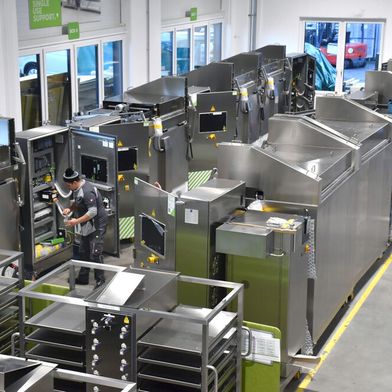 Alle Produkte von Single Use Support werden im eigenen Haus entwickelt und hergestellt. Die Ingenieure nutzen Monitore, um die 3D-Modelle aus dem Designcenter als Referenz einzusehen (Bild: Single Use Support)