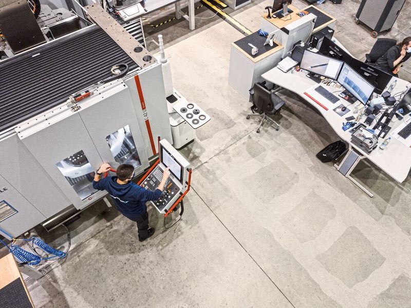 Mit der C 42 U hat Isar Aerospace den idealen Allrounder für den Produktionsstart seiner Trägerrakete. (Hermle)
