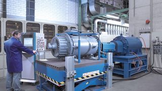 Maßgeschneidert: Dieser Prüfaufbau mit fahrbarem Bedienpult ist für den Test von Drehstrommotoren mit Nennleistungen bis 600 kW konzipiert (Archiv: Vogel Business Media)