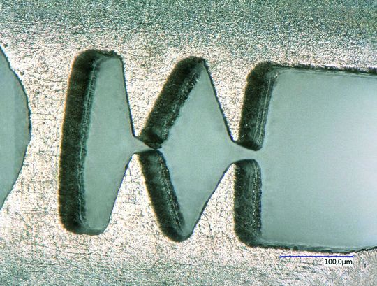 Edelstahlrohling einer Kanüle (Außendurchmesser: 500 µm) mit Femtosekundenlaser-geschnittenen Konturen.(Bild:  LLT Applikation)