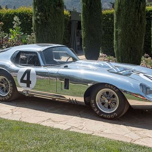 Eigentlich wurde das Shelby Daytona Coupé von einem vergleichsweise „kleinen“ V8 angetrieben. In den 60ern gab es aber auch einen Testträger mit Big Block. Davon baut Shelby American nun sechs neue Fahrzeuge auf. 