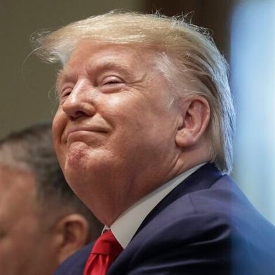 Donald Trump glaubt, durch massive Zollerhönungen auf ALLE Produkte, die in die USA eingeführt werden, die EU soweit einschüchtern zu können, dass es nicht zur geplanten Digitalsteuer für alle Unternehmen kommen wird. Die EU will aber standhaft bleiben ... (Bild: AP)