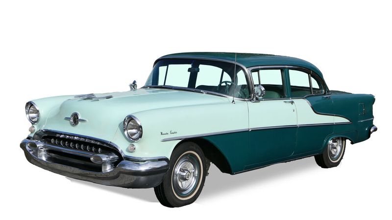 3. Preis: Der Oldsmobile 98 des Baujahrs 1955 isschöpft aus seinem V8 Zylindermotor mit 5,3 L Hubraum 171 PS bei 4.000 U/min, der für seine Zeit beeindruckende Fahrleistungen liefert Dieses Modell zeichnet sich durch seine opulente Größe und die für die 50er Jahre typischen Designelemente wie Panorama-Frontscheibe, markante Heckflossen und einen verchromten Kühlergrill aus. Der Innenraum spiegelt den Luxus der Ära wider, mit geräumigen Sitzen und hochwertigen Materialien. Das Automatikgetriebe, eine weitere technische Innovation jener Zeit, trägt zum komfortablen Fahrerlebnis bei. Gespendet von Christof Hillebrand. (Bild: Lebenshilfe Gießen)