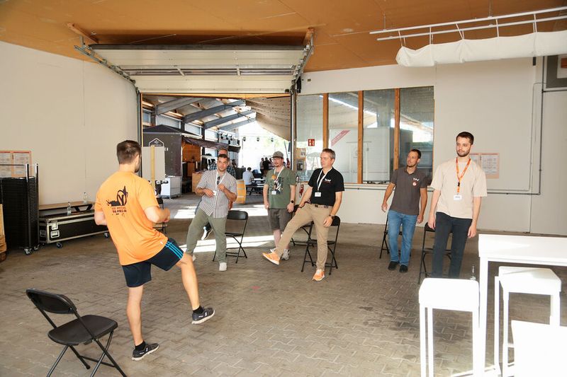 Der zweite Tag des „Solution Village“ startete mit Frühsport. (Bild: Ystral)