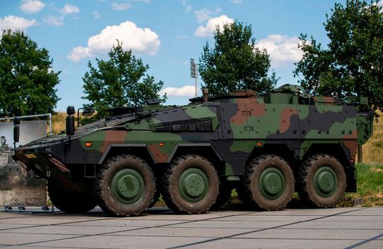 Personeller Zuwachs! Der Radpanzer Boxer gehört neben anderen Panzerfahrzeugen zu jenen, die das KNDS-Werk in Görlitz mit Komponenten versorgt. Freuen darf man sich an dem Standort nun auch, denn die Mitarbeiterzahl soll sich noch in diesem Jahr deutlich erhöhen ...(Bild:  KNDS)