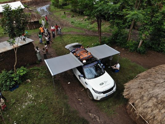 Außen kennzeichnen den Discovery des „Mobile Malaria Project“ zwei Markisen als Sonnenschutz, eine Winde, Schlamm - und Sandbleche, ein Expeditions-Dachträger und LED-Nachtfahrleuchten.  (Jaguar Land Rover)