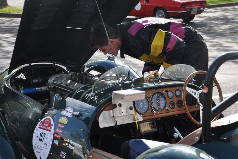 Auch ohne Panne hatten die Rallye-Teilnehmer immer etwas an ihren Autos zu schrauben oder einzustellen. (Foto: Grimm/Dominsky)