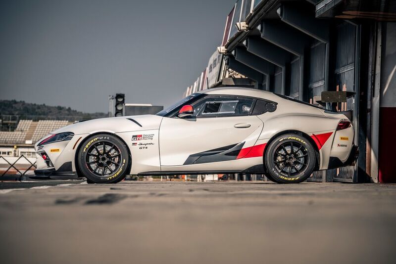 Die Reifen kommen von Pirelli und zwischen den Speichen des Supra GT4 blitzt der Brembo-Schriftzug auf dem Bremssattel hervor. (Toyota)