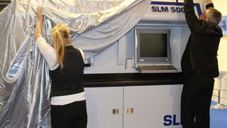 Feierliche Enthüllung einer Weltneuheit auf der Euromold 2012: Die SLM 500 HL von SLM Solutions. (Bild: Königsreuther)