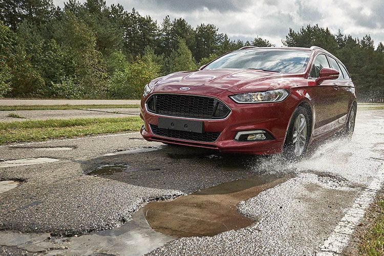 Der „Boulevard der gebrochenen Stoßdämpfer“ ist Teil einer 80 Kilometer langen Teststrecke von Ford im belgischen Lommel. (Foto: Ford)