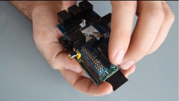 Brick Pi, aufgesetzt auf den Raspberry Pi (Bild: Dexter Industries)