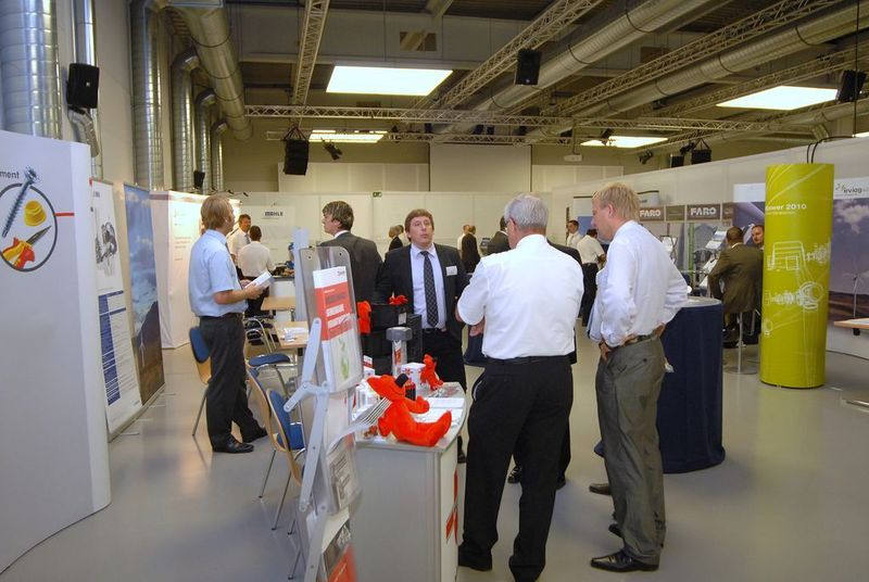 Im Rahmen einere Begleitausstellung stellen mnamhafte Anbieter Systeme und Dienstleistungen für die Windkraftindustrie vor.  (Bild: Konstruktionspraxis)