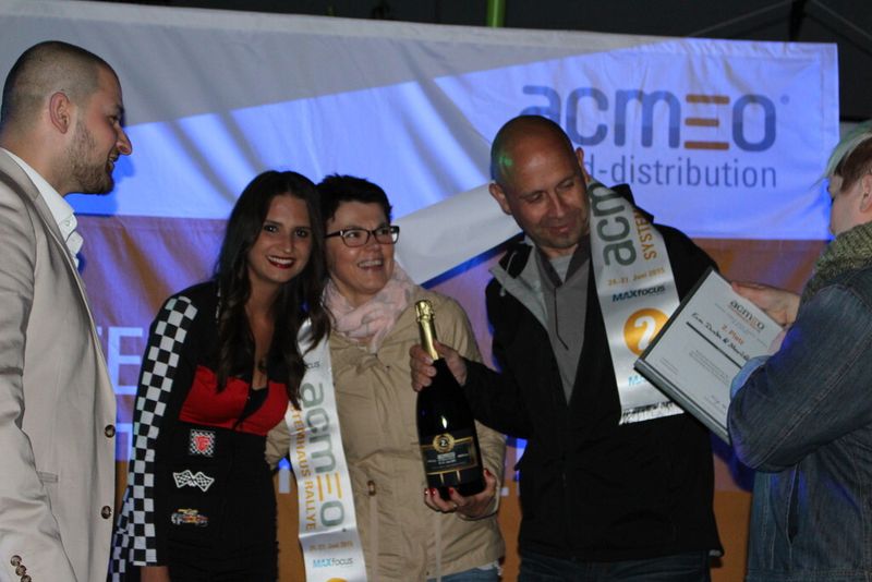 Ewa Duda (Netcos GmbH) erhält die Silbermedaille der Acmeo-Sytemhaus-Rallye 2015. (Bild: Holger Esseling)