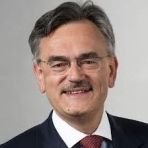 Titel, Name: Prof. Dr. Dr. Wolfgang A. Herrmann Geburtsjahr, -ort: 1948 in Kelheim Funktion: Mitglied des Aufsichtsrats Firma:Evonik Industries AG  Ausbildung: 1967-1971 Studium der Chemie an der TU München als Stipendiat der Bischöflichen Studienstiftung Cusanuswerk Abschluss: Diplom bei Ernst Otto Fischer (Nobelpreisträger) 1973 Promotion zum Dr. rer. nat.  1975-1976 Forschungsstipendium der Deutschen Forschungsgemeinschaft (DFG) an der Pennsylvania State University 1978 Habilitation an der Universität Regensburg  Berufliche Laufbahn: 1979-1982 Tätigkeit an der Universität Regensburg 1982-1985 Wechsel auf einen Lehrstuhl der Johann Wolfgang Goethe Universität Frankfurt am Main 1985 Wechsel auf den Lehrstuhl Ernst Otto Fischers an der TU München Seit 1995 Präsident der Technischen Universität München Seit 2007 Mitglied im Aufsichtsrat der Evonik Industries AG  Besonderes:  Herrmann (Mitglied der CSU) war 2001 designierter bayerischer Staatsminister für Gesundheit, Ernährung und Verbraucherschutz, lehnte wegen eines Steuerverfahrens jedoch ab Seit 1998 Vorsitzender des Verwaltungsrats des Deutschen Museums in München 2002-2004 Vorsitzender der Bayerischen Rektorenkonferenz 2004-2005 Gründungsvorsitzender der Universität Bayern e.V. Seit 2007 Mitglied des International Advisory Council der King Abdullah University of Science and Engineering (KAUST) Saudi Arabien Seit 2008 Mitglied des Governing Board (Verwaltungsrat) des European Institute of Innovation and Technology (EIT)   Familienstand: verheiratet, fünf Kinder (Bild: Evonik)