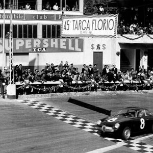 Viele Jahre waren Alfa Romeo und Abarth Sponsoren der Targa Florio. Sie wurde von 1906 bis 1977 meistens im Mai als wichtige internationale Veranstaltung teilweise mit WM-Status (Sportwagen-Weltmeisterschaft) durchgeführt. Sie ist somit noch älter als das Indianapolis 500. Seit 1978 wird sie als Rallye fortgeführt. (Bild:  FCA)