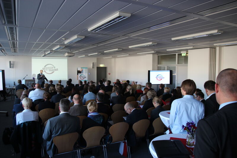 Gut gefüllter Vortragssaal. Fast 100 Teilnehmer sind zum „1. Fachsymposium Medtech meets Pharma“ bei Vogel Business Media in Würzburg gekommen. (Bild: Reinhardt)
