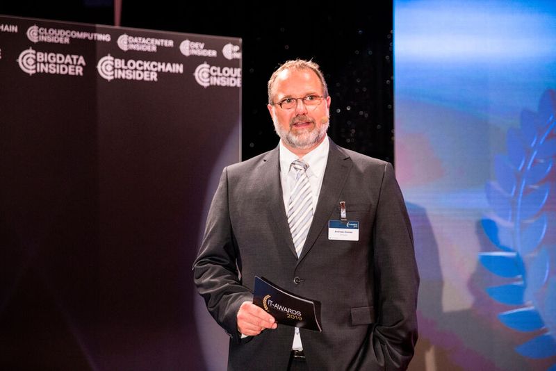 Chefredakteur Andreas Donner eröffnet die Award-Verleihung für die Gewinnern des Portals IP-Insider. (Bild: artful rooms / VIT)