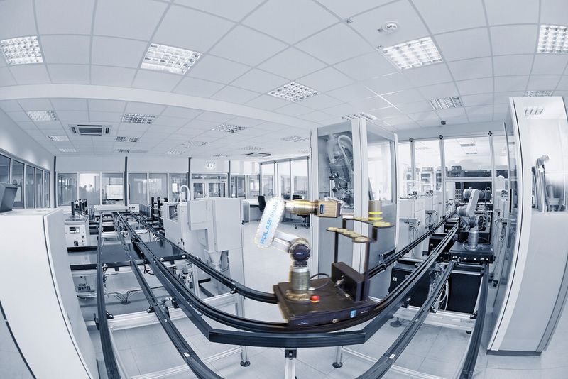 Bild 3: Auf dem Schienensystem bewegen sich die Roboter-Shuttles frei im Raum. (Bild: Schunk)