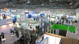 Der Blick über einen Teil der Halle 14 der Compamed: Die breiten Gänge machen es in diesem Jahr möglich, den erforderlichen Abstand der Besucherströme einzuhalten. Messegespräche, u. a. über das wichtige Thema Digitalisierung, können so stattfinden. (K. Breunig/Vogel Communications Group)