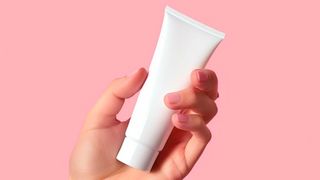 Scientists develop a sunscreen that shields against UV rays and keeps skin up to 6°C cooler. (Source: free licensed)