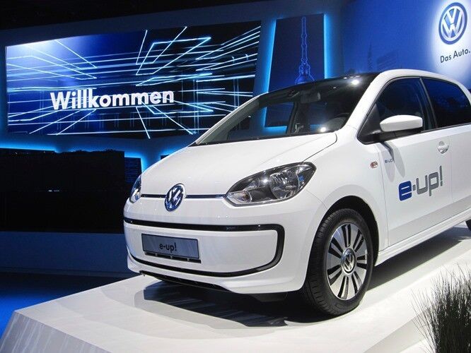 Der reinelektrische e-up! kann laut VW Distanzen bis zu 160 Kilometern zurücklegen. Anschließend kann das Fahrzeug binnen 30 Minuten auf bis zu 80 Prozent seiner Speicherkapazität wieder aufgeladen werden. (Auto-Medienportal.Net/Voigt)
