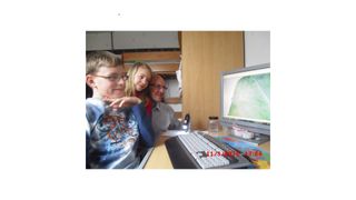 René, Milena und ihr Papa Markus Keller erforschen mit dem gewonnen USB-Digital-Mikroskop neugierig ein Blumenkohlblatt.  (Bild: Keller)