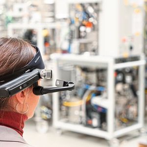 Alle Informationen direkt vor Ihren Augen – Datenbrille für die manuelle Eingabe(Bild:  Azo)