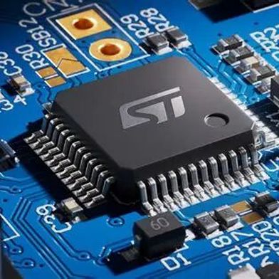 Damit in Sachen Versorgung mit Halbleiterchips bei Amazons Cloudstrategie nichts schiefgehen kann, vertieft man jetzt die Geschäftsbeziehungen mit dem Genfer Chiphersteller STMicroelectronics ... (Bild: STMicro)